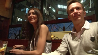 Наивной человек хорошо отжарил свою смазливую сучку на диване