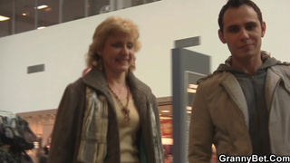 Снял в гипермаркете и вылизал пизденку сухопарой бабуле перед еблей