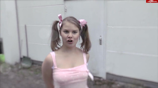 Молодая немка выпила стакан кончи в знак благодарности мужикам