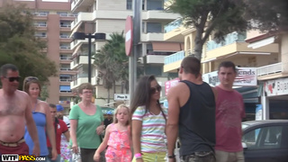 Два пикапера развели красивую и неопытную красотку на групповой секс