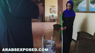 Обворожительная горничная мусульманка долбится с хозяином и облизывает его писюн