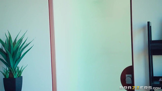 Отжарил красавицу друга в душе, пока тот играл в приставку