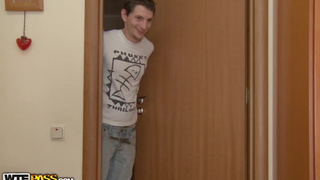 Мужичек развел утроим наивную соседку с маленькими буферами на секс