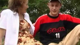 Летний пикник зрелки с сыном закончился инцест сексом