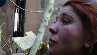 Взрослая куртизанка берет в ротик у пацыка на улице