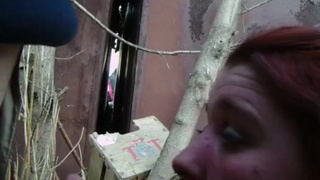 Взрослая куртизанка берет в ротик у пацыка на улице