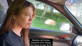 Студентка обсасывает большой болт незнакомца в машине за то что подвез