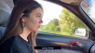 Студентка обсасывает большой болт незнакомца в машине за то что подвез