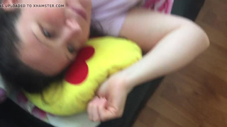 Любимая нехотя обсасывает хер кормильцу сквозь сон