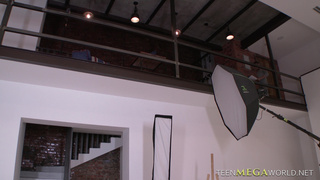 Сношает в анал жопастую русскую брюнетку