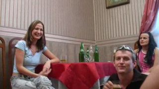 Выпив пива студенты сношаются на вечеринке