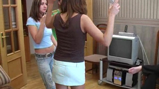 Выпив пива студенты сношаются на вечеринке