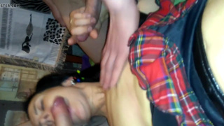 Шалава обсасывает два члена, ощущая третий в пилотке