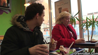 Полная старушка обсасывает хер молодого пацанчика и жарко долбится