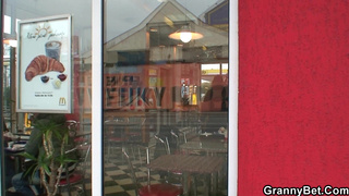 Полная старушка обсасывает хер молодого пацанчика и жарко долбится