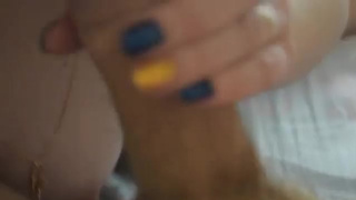 Опытная россиянка делает отсос мужчине до спермы