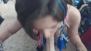 Провинившаяся благоверная поставлена на колени и посасывает большой хуец любимого