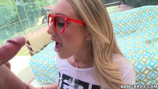 Отжарил очкастую глубоко в глотку и в анал