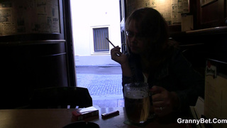 55 летняя разведенка делает отсос первому встречному и долбится с ним