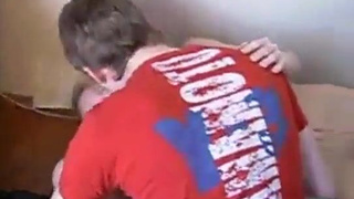 Замужнюю шлюшку трахнули в два члена на камеру