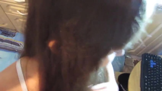 Студент долбит студентку в позе раком на кухне перед камерой