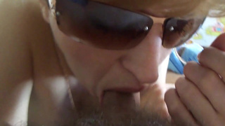 Супруга посасывает дома вкусный пенис рогоносца с мохнатым лобком