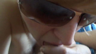 Супруга посасывает дома вкусный пенис рогоносца с мохнатым лобком