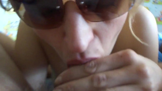 Супруга посасывает дома вкусный пенис рогоносца с мохнатым лобком