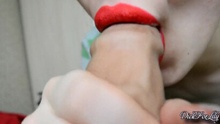 Красотка играет с моей крайней плотью и плюет на хуй, лижет слюну