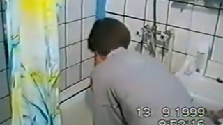 Худенькие стервы делают минетик и шпилятся по очереди в частном порно