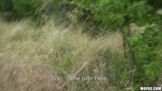 Ебарь разрывает попочку своей лучшей подружки на природе