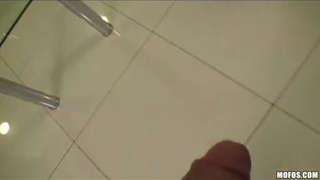 Пьяная барышня мило кайфует от огромного члена своего бойфренда