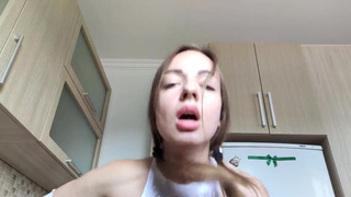 Матюкливая тинка долбится с парнем в очко после мастурбации секс-игрушками