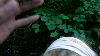 Милая блонда прильнула губами к хую незнакомца