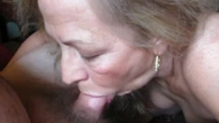 Пожилая супруга кормильцу облизывает болт