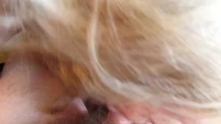 Пожилая супруга кормильцу облизывает болт