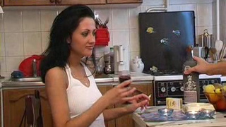 Подвыпившая студентка стала дрочить член мачо на кухне