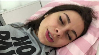 Русская сеструха отсасывает хуй брата и заглатывает вкусную кончу