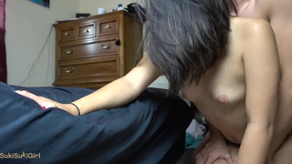 Приятель ебет в позе раком неопытную азиатку в сладкую попу