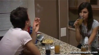 Долбит подружайку после милой беседы на кухне