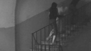 Девченки поймали паренька в подъезде и заставили делать куни