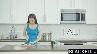 Большой чёрный хер дырявит узкую половую щель худой изменщицы