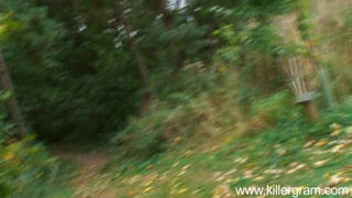 Мужики с двух сторон пердолят белокурую шлюху в парке