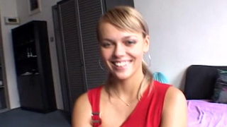 После ебли в половую щель смазали задницу Алене и чпокнули в анал большим членом