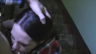 Обсасывает большой хуй на коленях