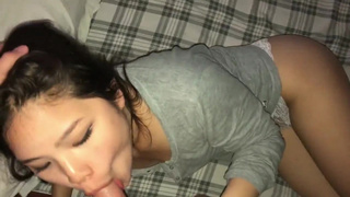 Моя азиатская девка любит сосать и глотать малафью