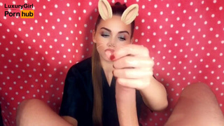 Цыпочка с ушками кролика чутко отсасывает хер и сглатывает малафью