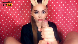 Цыпочка с ушками кролика чутко отсасывает хер и сглатывает малафью