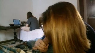 Леди в очках облизывает, не стыдясь подруги