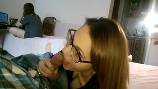 Леди в очках облизывает, не стыдясь подруги